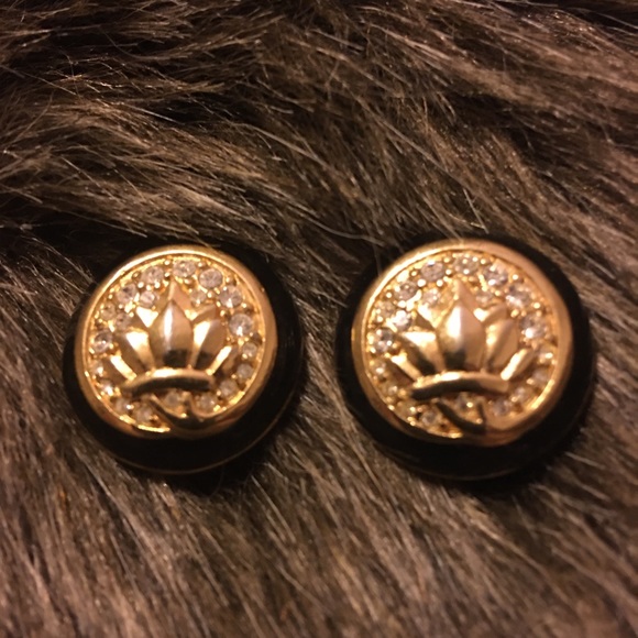 Vintage gold tone enamel rhinestone clip earrings - Picture 2 of 7